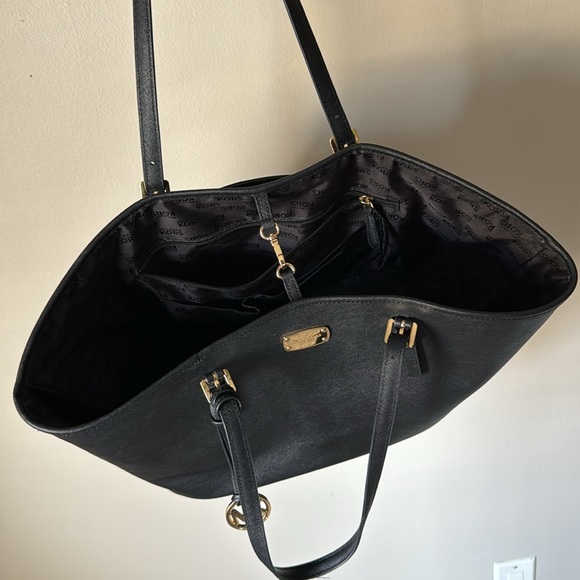 MICHAEL KORS XL Jetset Saffiano Leather Tote in Black - Picture 8 of 10